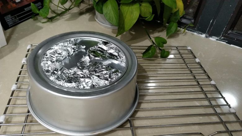 斑马条纹戚风蛋糕(超详细8寸版),出炉之后在操作台上方40cm高度将蛋糕模摔一下,然后倒扣晾凉;
