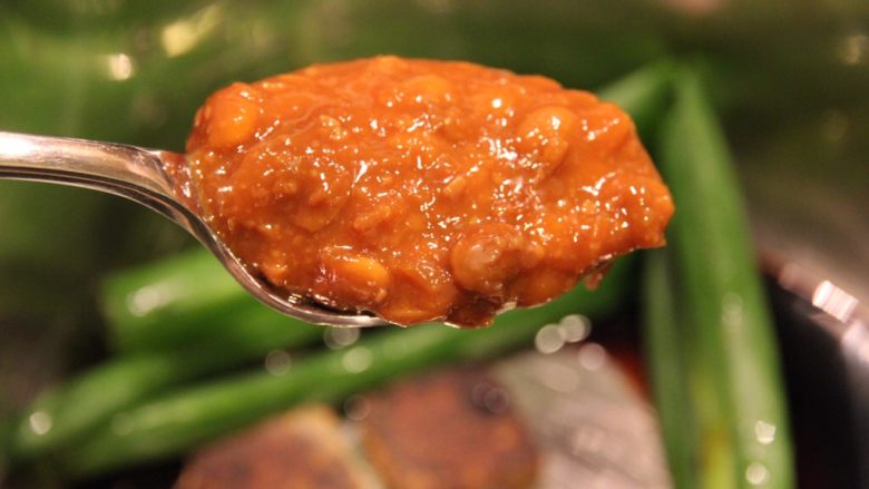 酱牛肉,加入一大勺北方豆瓣酱(黄豆发酵而成的面酱,不是四川豆瓣酱)