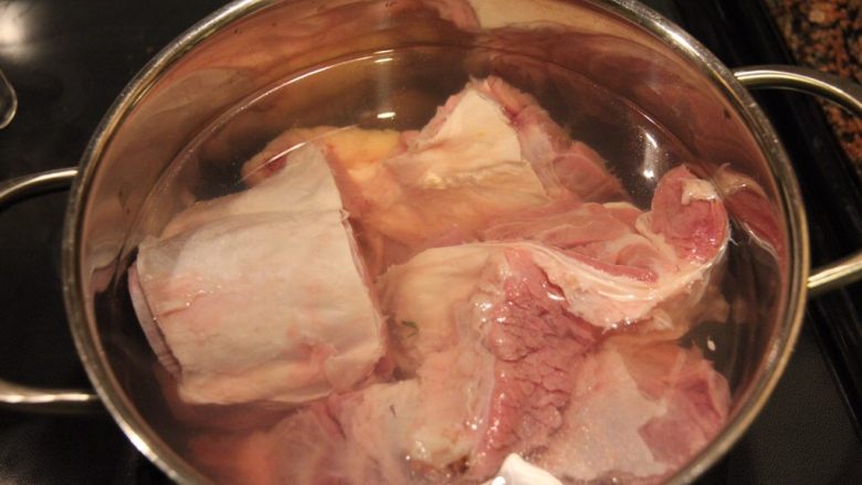 酱牛肉,<a style='color:red;display:inline-block;' href='/shicai/ 981'>牛腱子</a>切块,冷藏24小时泡血,换3边水