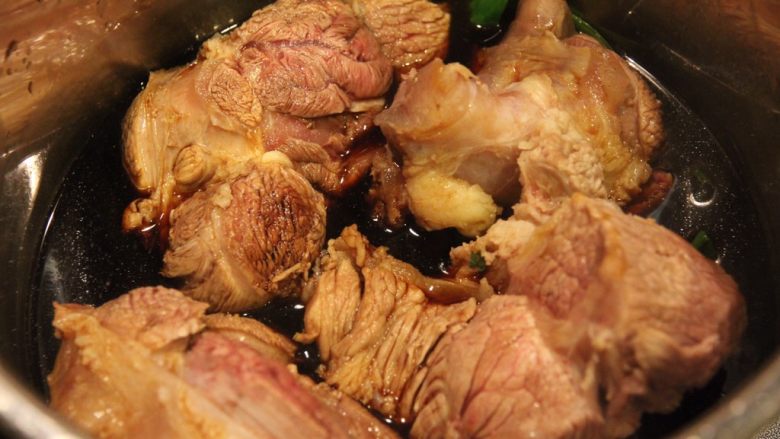 酱牛肉,焯好水的肉块放入高压锅内胆,加入一碗清水,没过2/3牛肉即可,因为肉会缩水,高压锅40分钟,时间太久肉会散