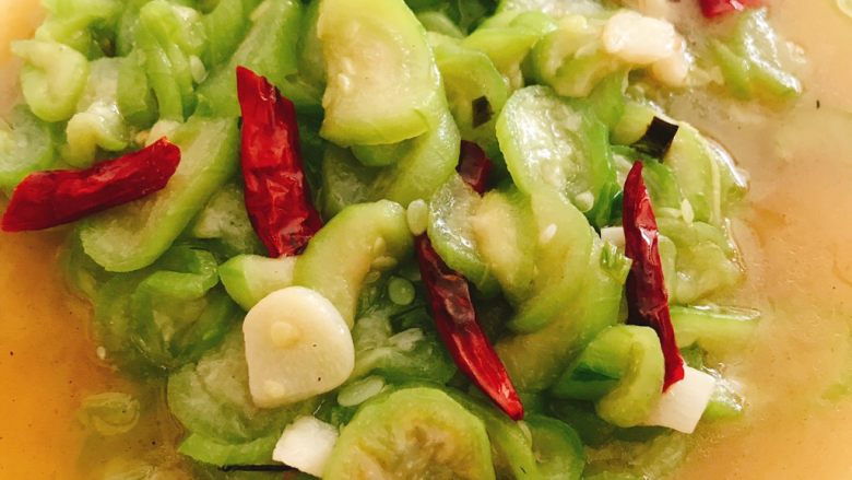 素炒丝瓜,等丝瓜变软后放入红椒，出锅。