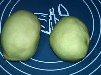 双色馒头第三磕:黑芝麻双色馒头,分割成大小两个面团