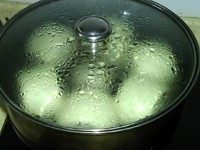 双色馒头第三磕:黑芝麻双色馒头,上汽后蒸15分钟,关火焖3-5分钟