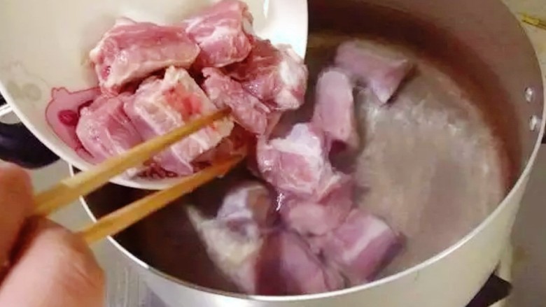 糖醋排骨(懒人版),放入锅中焯一下水