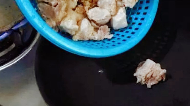 糖醋排骨(懒人版),排骨焯水沥干水分后放入锅中