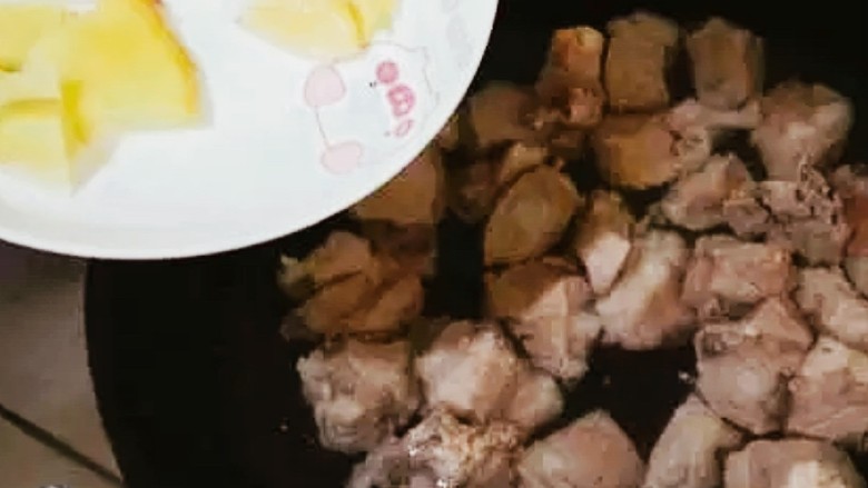 糖醋排骨(懒人版),然后放入姜片和大蒜