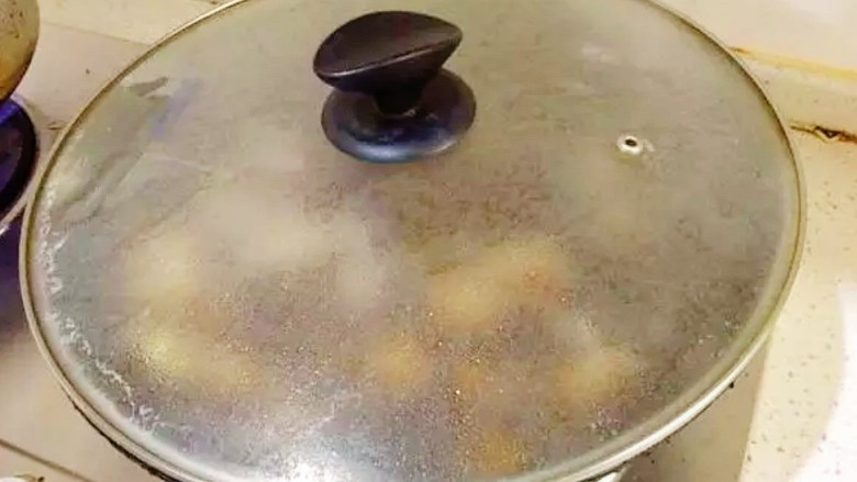 糖醋排骨(懒人版),大火煮沸后盖上锅盖,转中小火,焖煮30-40分钟