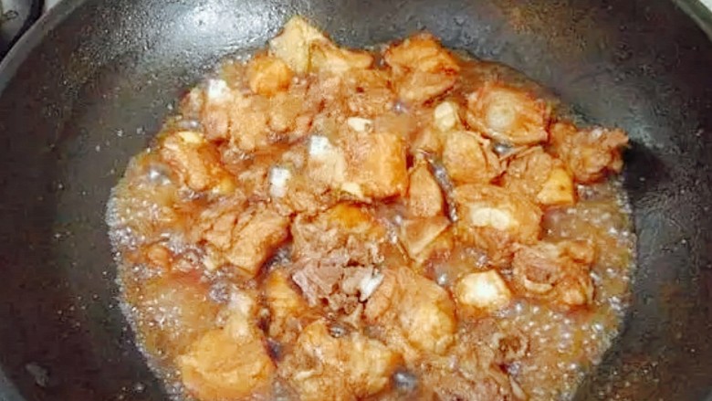 糖醋排骨(懒人版),30-40分钟后,打开锅盖,汁水已经剩下不多了,这时转大火收汁,大火收汁时需要不断翻炒锅中的排骨