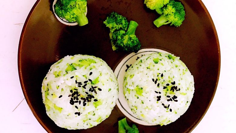 美味的西蓝花虾仁饭团,去掉保鲜膜,在饭团上撒上熟黑芝麻,西蓝花虾仁饭团就可以吃了