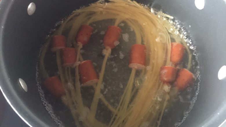 通心肠番茄意面,煮10分钟,因为有部分意面穿肠里了,所以我就比包装袋的说明煮多2分钟