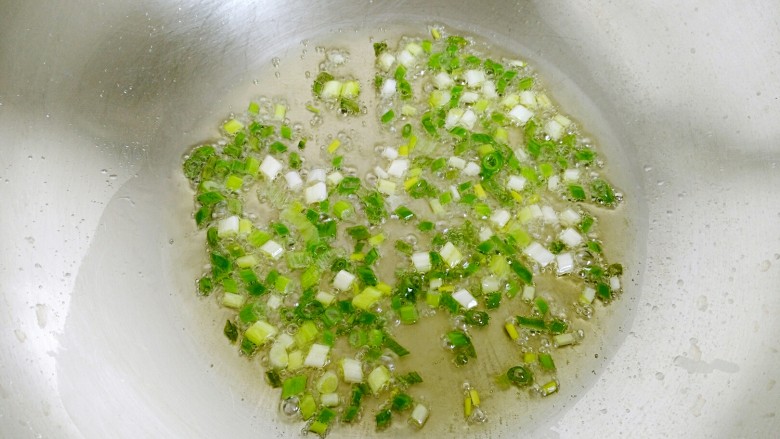 酱油炒饭,油七分热时放入葱花,爆香。