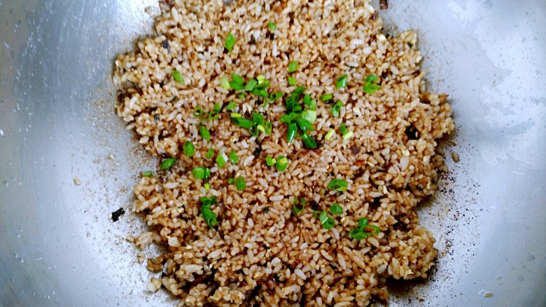 酱油炒饭,最后加入剩下的葱花翻炒均匀,即可出锅!