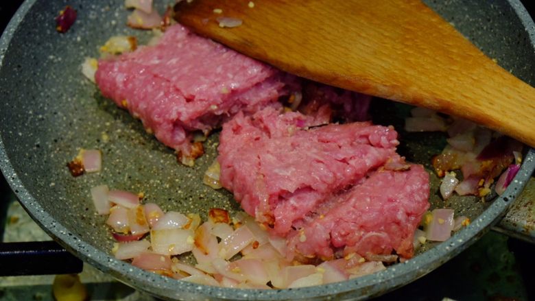 低碳水•西葫芦千层面
(食物替换系列3),然后加入火鸡肉 煸炒至七分熟