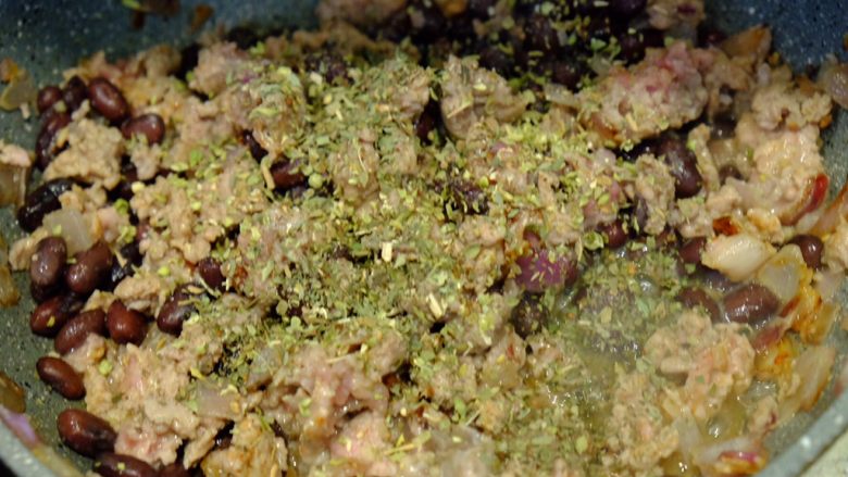 低碳水•西葫芦千层面
(食物替换系列3),撒上香料 继续翻炒