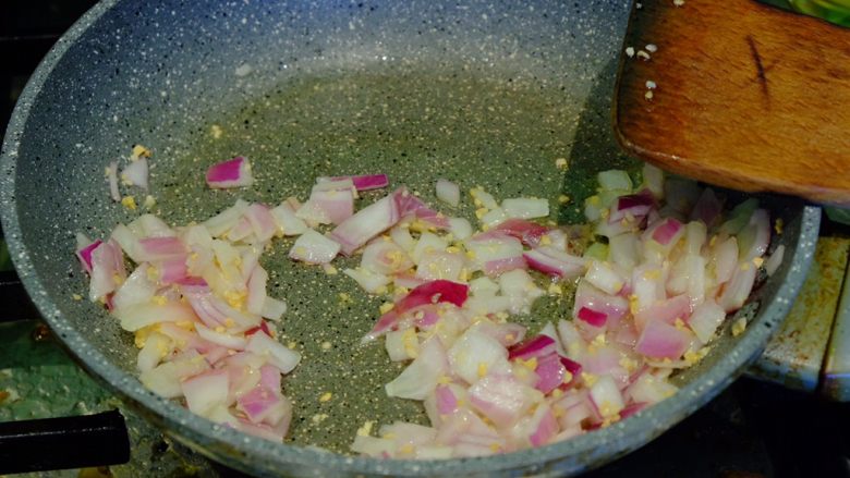 低碳水•西葫芦千层面
(食物替换系列3),加入一把大蒜颗粒