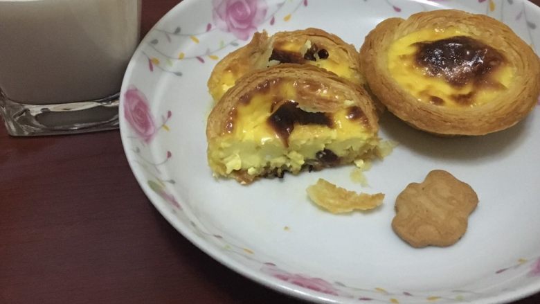 蛋挞制作(澳门葡式),取出一个中间切开,配上牛奶或者咖啡,美味啊,难以抗拒……