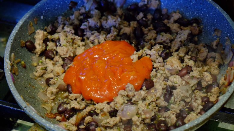 低碳水•西葫芦千层面
(食物替换系列3),倒入9成熟的馅料肉糜中