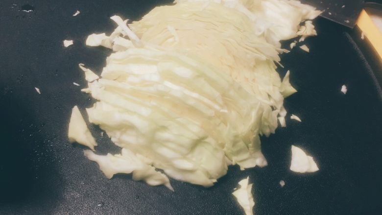 包菜粉丝(超快手菜),竖过来切成丝洗净