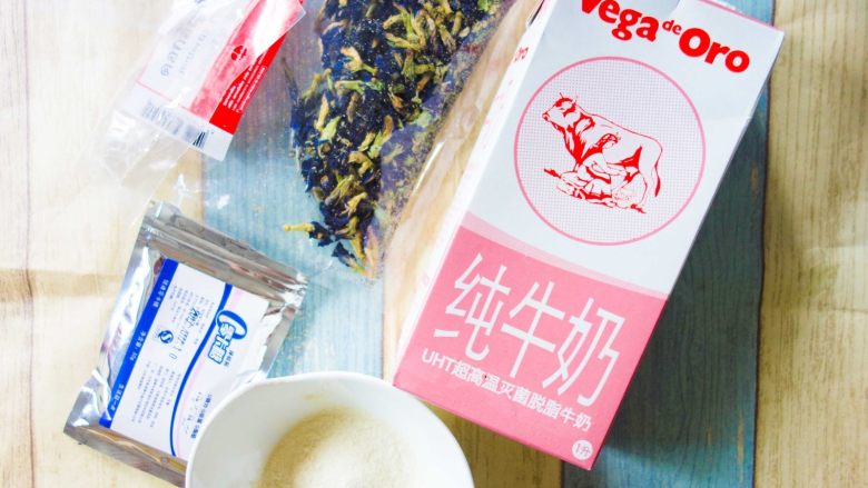 燕麦松饼+蝶豆花饮,然后做蝶豆花饮材料准备: 蝶豆花7颗 蛋白粉25g 脱脂牛奶250ml 0卡糖(选用)
