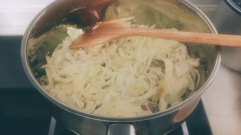 包菜粉丝(超快手菜),倒入包菜翻炒软
