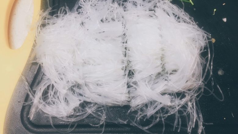 包菜粉丝(超快手菜),粉丝可以切成小段