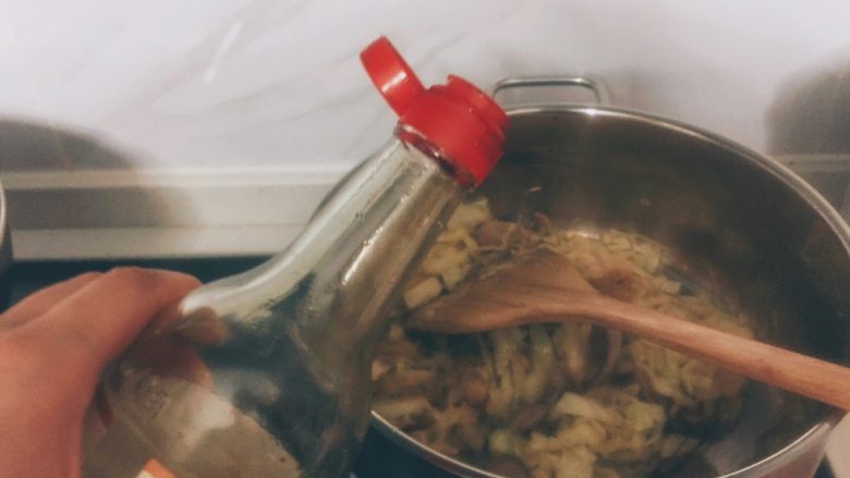 包菜粉丝(超快手菜),再倒一铲醋继续翻炒
