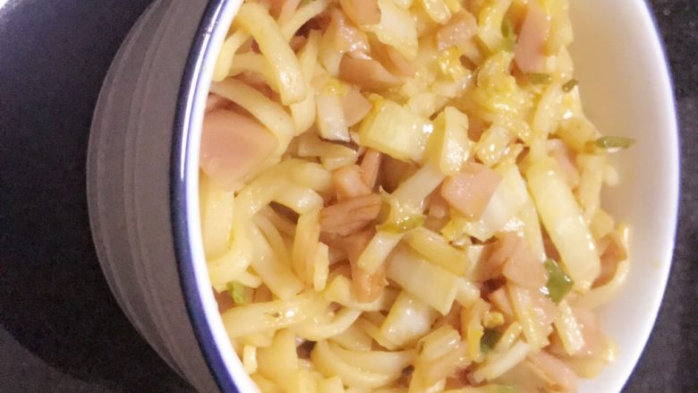 火腿蛋炒粉,下<a style='color:red;display:inline-block;' href='/shicai/ 547'>米粉</a>翻炒，放盐，生抽，酱油辣椒油！翻炒后起锅！