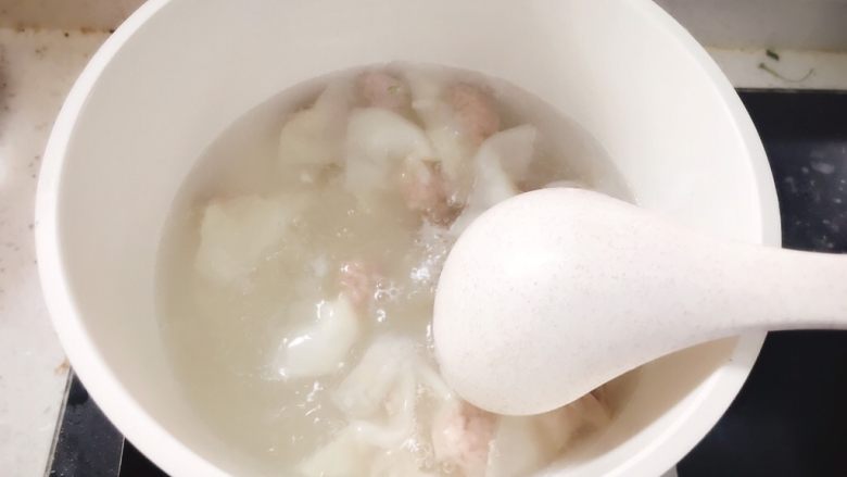 牛肉蔬菜小馄饨 宝宝辅食,用勺子轻轻搅动,避免粘锅底