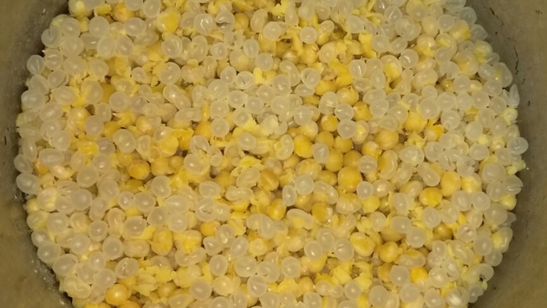 豌豆糕,用高压锅蒸十五分钟。加水的量没过豌豆一横指就可以啦。