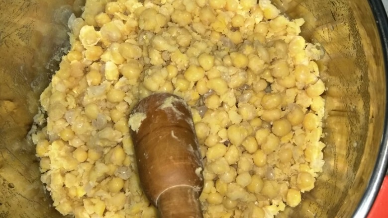 豌豆糕,这个是另一种做法,不要那么细。用捣蒜的工具捣碎就可以。加<a style='color:red;display:inline-block;' href='/shicai/ 3729'>白糖</a>适量喜欢甜的多加一点。