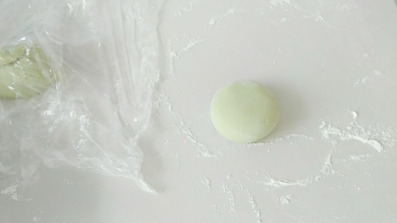 绿皮捣蛋猪奶黄花样餐包,包好后,摁成扁圆扁圆的形状。