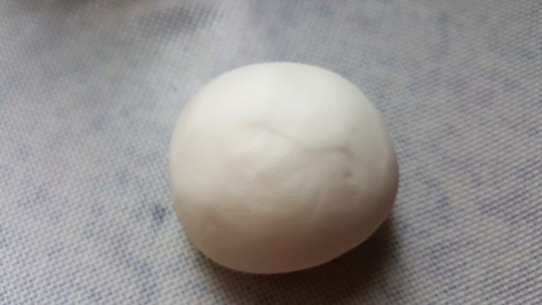 花式馒头~小刺猬,将面团揉滋润后进行基础发酵。