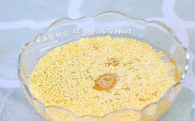 小米豆腐虾仁丸 宝宝健康辅食,高蛋白补钙,将小米泡2小时。小米泡好后,一定要沥干水分。🌻小贴士:小米事先泡一下,蒸更容易熟,也更软烂。泡好的小米要控干水分,否则小米太湿丸子不易成型