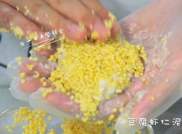 小米豆腐虾仁丸 宝宝健康辅食，高蛋白补钙,豆腐虾仁泥团成丸子后放入小米中滚动， 让表面均匀的裹上一层小米。
🌻小贴士：丸子放小米中滚动一圈后，又在表面撒了一层小米。