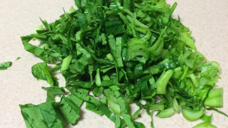 辅食鸡蛋蔬菜粥,然后小油菜再切成丝,碎一点