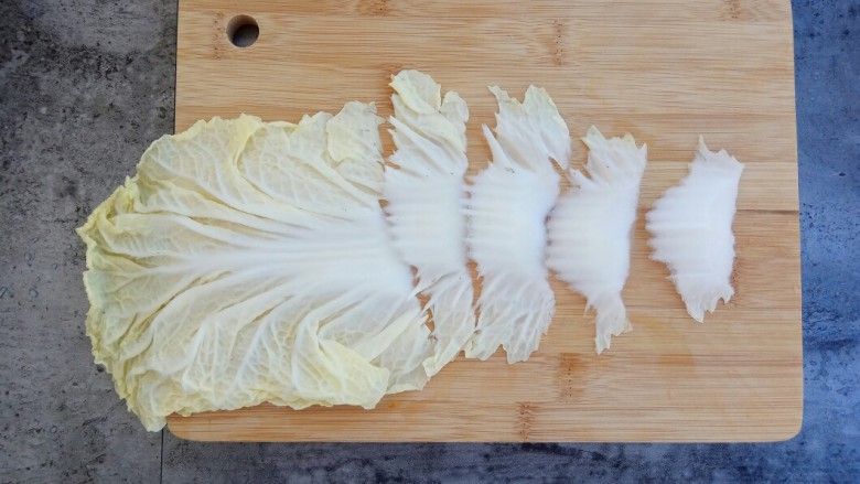 素菜也疯狂~醋溜白菜,再把白菜斜切成片儿