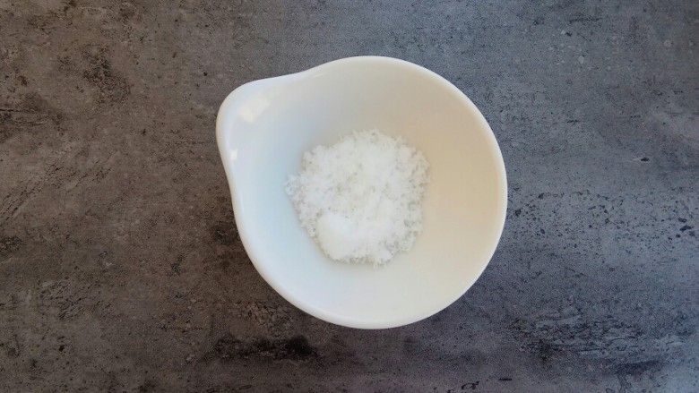 素菜也疯狂~醋溜白菜,接着放入一勺白<a style='color:red;display:inline-block;' href='/shicai/ 10588'>糖</a>