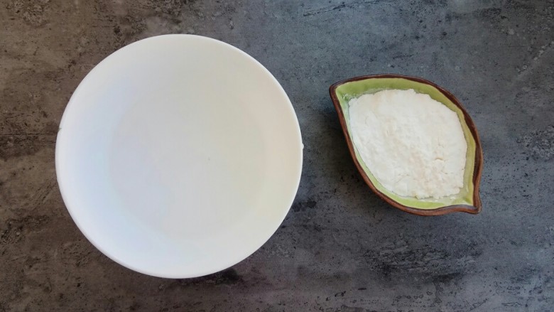 素菜也疯狂~醋溜白菜,半碗水加淀粉调成水淀汁,转圈倒入锅中