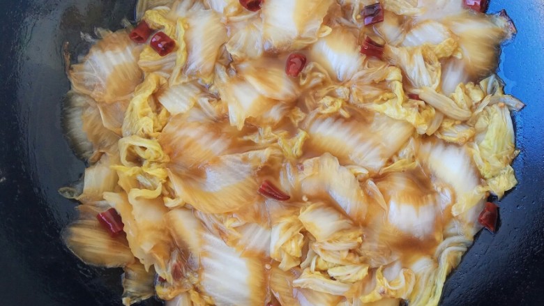 素菜也疯狂~醋溜白菜,翻炒均匀就可以出锅了