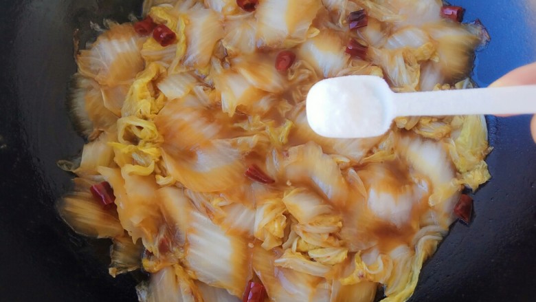 素菜也疯狂~醋溜白菜,最后放入一勺盐