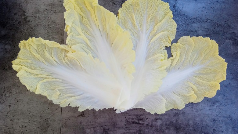 素菜也疯狂~醋溜白菜,把白菜掰成瓣,洗干净备用
