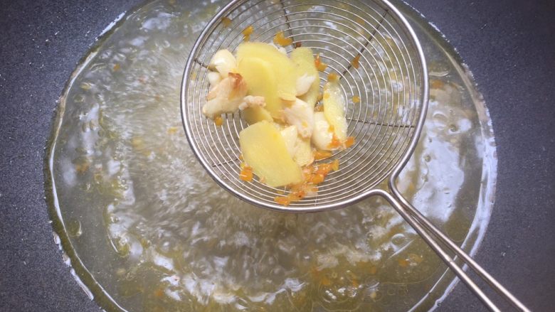 酸汤肥牛,水烧开继续烧俩分钟,用漏勺捞起里面的姜片和蒜头,可以直接丢掉