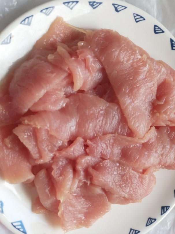 砂锅水煮肉片,<a style='color:red;display:inline-block;' href='/shicai/ 4430'>里脊肉</a>洗干净,切薄片。