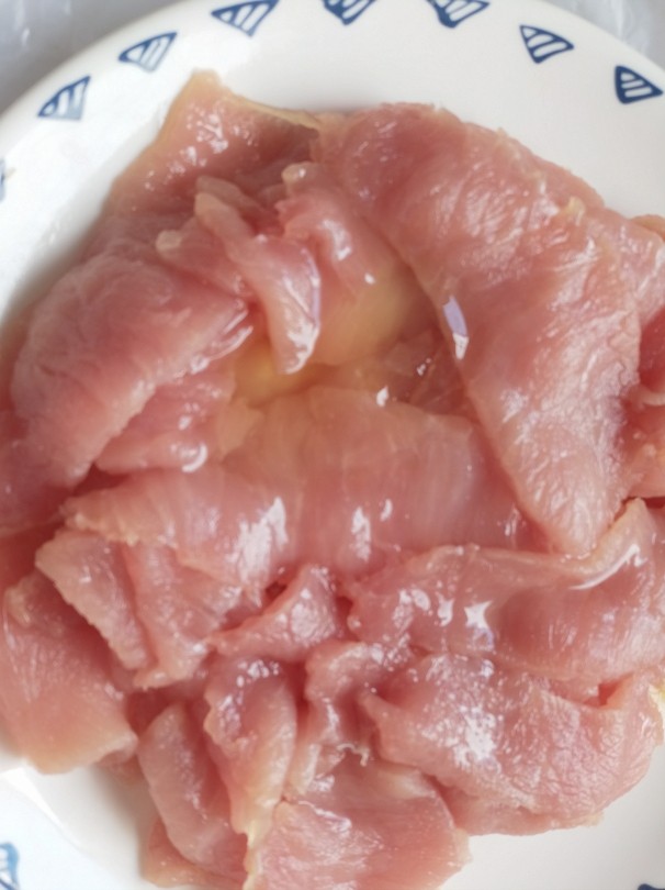 砂锅水煮肉片,加入<a style='color:red;display:inline-block;' href='/shicai/ 17'>蛋清</a>,盐
