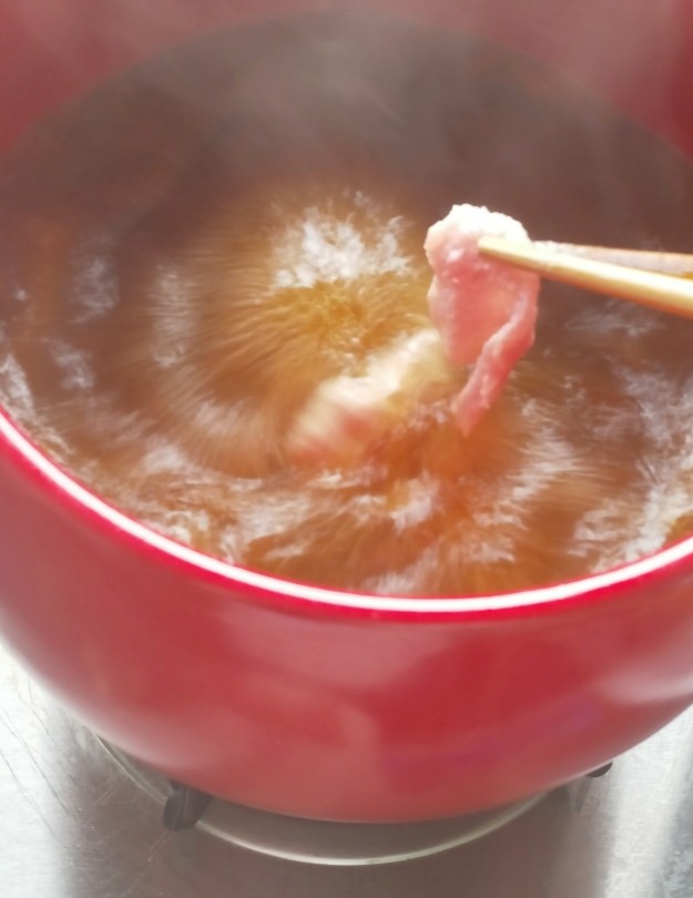 砂锅水煮肉片,待水烧开后,把肉片一片片放下去
