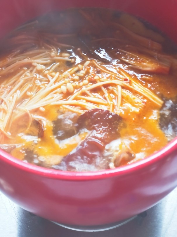 砂锅水煮肉片,再加入木耳,<a style='color:red;display:inline-block;' href='/shicai/ 234'>金针菇</a> 煮开