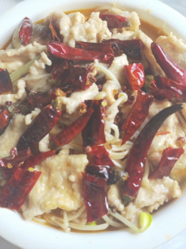 砂锅水煮肉片,再把之前的干辣椒,花椒铺在上面