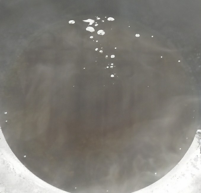 砂锅水煮肉片,另起一锅加油,热油烧至冒烟