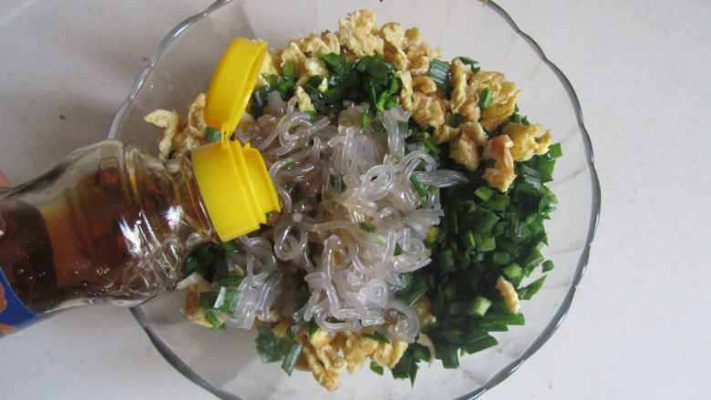 韭菜鸡蛋粉丝包,依次加入香油和盐拌均匀;