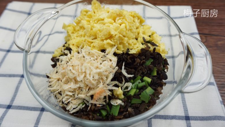 韭菜盒子,所有食材倒入到大碗中，准备调馅。